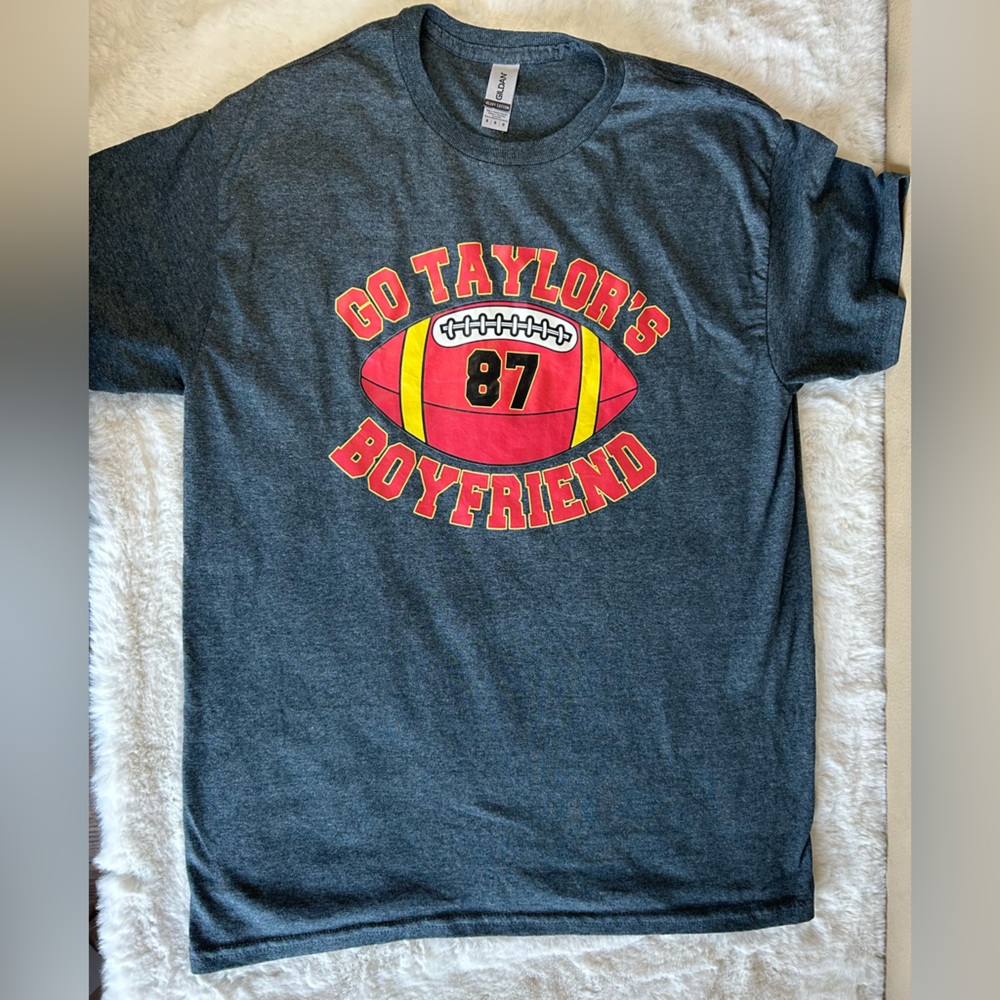 Travis Kelce Kansas City Chief classic gray Gildan t-shirt